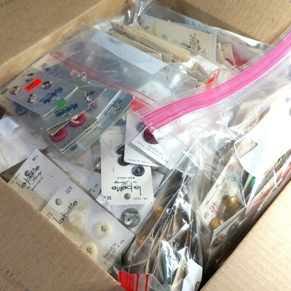 Massive vintage button bundle close to 5lbs - Picture 12 of 13